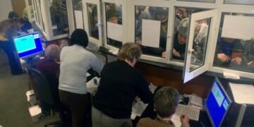 La stat se muncește din greu: un angajat scrie, alți trei se uită și patru semnează! Economia scade, bugetarii cresc