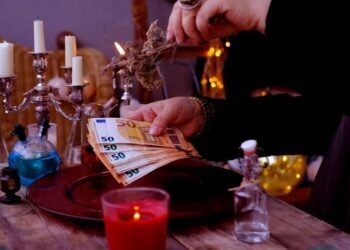 Vrăjită și jumulită: O băcăuancă a dat 160.000 € ca să nu divorțeze — dar tot singură a rămas