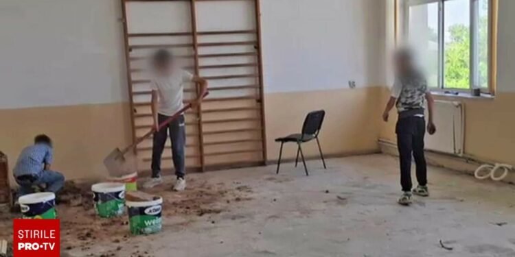 Elevi trimiși să care moloz ca să scape de corigență — părinții sunt revoltați, directoarea tace