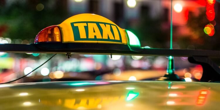 Groază într-un taxi din Constanța: Șoferul a încercat să violeze o tânără de 21 de ani