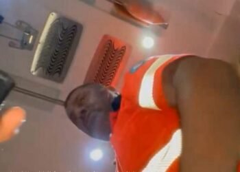 Au chemat salvarea după poliție și-au luat… o palmă părintească! Doi adolescenți băuți, puși pe scandal, au reușit să scoată din pepeni și ambulanțierul”