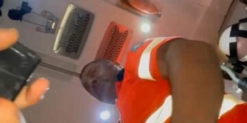 Au chemat salvarea după poliție și-au luat… o palmă părintească! Doi adolescenți băuți, puși pe scandal, au reușit să scoată din pepeni și ambulanțierul”