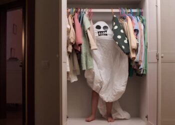 Alertă în Suceava: Băiețel de 5 ani, căutat ore în șir, găsit ascuns în dulap – nu voia să meargă la grădiniță