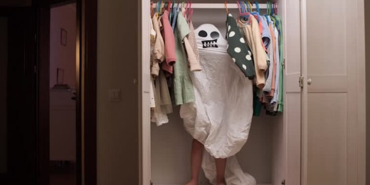 Alertă în Suceava: Băiețel de 5 ani, căutat ore în șir, găsit ascuns în dulap – nu voia să meargă la grădiniță