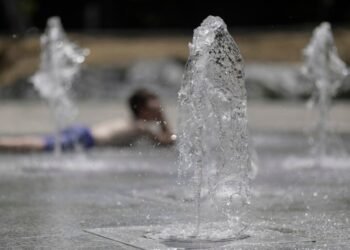 Caniculă extremă în toată țara: nopți tropicale, aer irespirabil și risc ridicat de îmbolnăviri