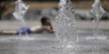 Caniculă extremă în toată țara: nopți tropicale, aer irespirabil și risc ridicat de îmbolnăviri