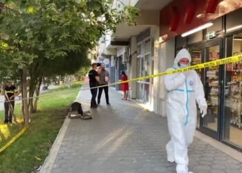 O fetiță de 3 ani, prinsă între doi părinți: Mamă internată la Socola după ce l-a înjunghiat pe fostul soț