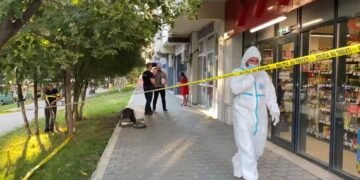 O fetiță de 3 ani, prinsă între doi părinți: Mamă internată la Socola după ce l-a înjunghiat pe fostul soț