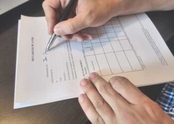 Declarațiile de avere ale funcționarilor români ascund Ferrari, locomotive și donații „discrete”