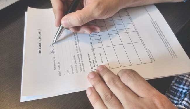 Declarațiile de avere ale funcționarilor români ascund Ferrari, locomotive și donații „discrete”