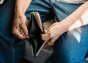 Legea 141/2025 intră în vigoare: Fără indemnizație de hrană pentru bugetarii cu salarii peste 6.000 lei