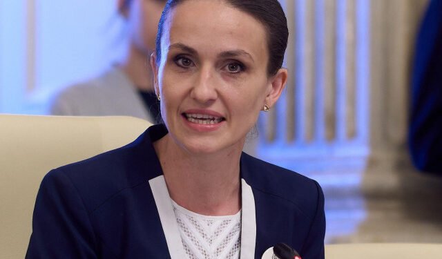 În timp ce România este cu un picior în groapă, ministrul de externe ‘plânge’ de grija Ucrainei