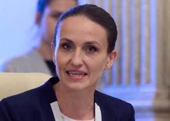 În timp ce România este cu un picior în groapă, ministrul de externe ‘plânge’ de grija Ucrainei