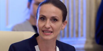 În timp ce România este cu un picior în groapă, ministrul de externe ‘plânge’ de grija Ucrainei