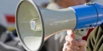 Primăriile se închid 2 ore. Sindicaliştii ameninţă cu grevă generală, nemulţumiţi de măsurile lui Bolojan