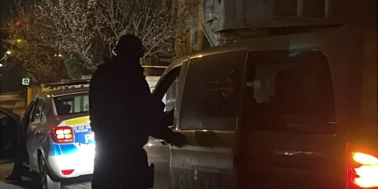 Un șofer băut a confundat strada cu sediul IPJ: a rupt bariera, a avariat autospeciale și a fost imobilizat de polițiști