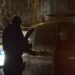 Un șofer băut a confundat strada cu sediul IPJ: a rupt bariera, a avariat autospeciale și a fost imobilizat de polițiști