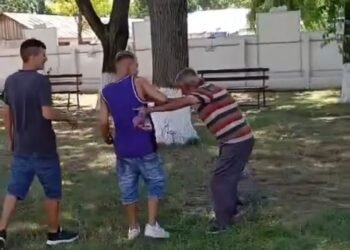 Video-Fără milă! Bătrân atacat de doi tineri în curtea unei biserici – ajutați-ne să-i identificăm