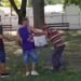 Video-Fără milă! Bătrân atacat de doi tineri în curtea unei biserici – ajutați-ne să-i identificăm