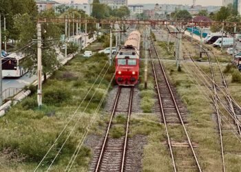 Iași–București: coșmar pe șine, paradis în birouri. Pasagerii se sufocă în vagoane, iar România pierde miliarde din PNRR