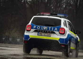Copil de 2 ani, descoperit singur pe stradă la Fălticeni. Mama, găsită în stare de ebrietate