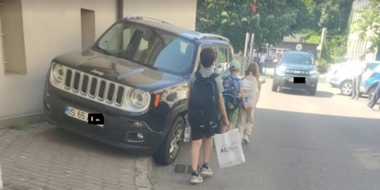 Iașul, orașul pe dos: pietonii trimiși pe șosea, mașinile cocoțate pe trotuare!