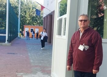 Domnul Nelu de la poarta Colegiului Național „Emil Racoviță” Iași – omul care dăruiește încredere și zâmbete fiecărui copil