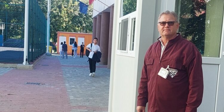 Domnul Nelu de la poarta Colegiului Național „Emil Racoviță” Iași – omul care dăruiește încredere și zâmbete fiecărui copil