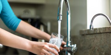 Apa mai scumpă decât viața: ieșenii plătesc dublu față de bucureșteni pentru o resursă vitală