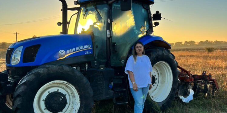 Ioana Petrariu din Deleni, studenta care la doar 20 de ani ține pe umeri viitorul unei ferme de 300 de hectare