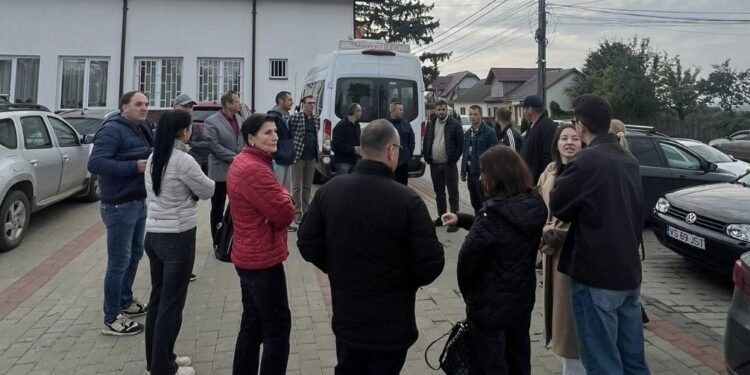 Umilință la Țibana: profesorii care educă viitorul copiilor satului, batjocoriți de primar – fără bani de navetă de 8 luni