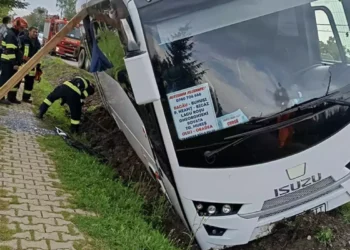 Autobuz plecat din Bacău, cu 26 de pasageri, a ajuns în șanț în Harghita – toți au fost evacuați în siguranță