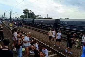 Panică și haos pe calea ferată: 1.300 de oameni evacuați după ce locomotiva a luat foc. Modernizare doar pe hârtie la CFR