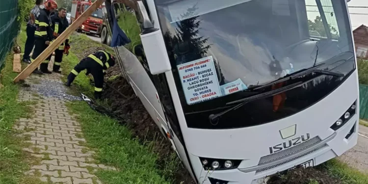 Autobuz plecat din Bacău, cu 26 de pasageri, a ajuns în șanț în Harghita – toți au fost evacuați în siguranță