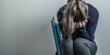 Traficanții schimbă strategia: de la Loverboy la ‘mama singură’ – metoda prin care tinerele sunt racolate din cluburi