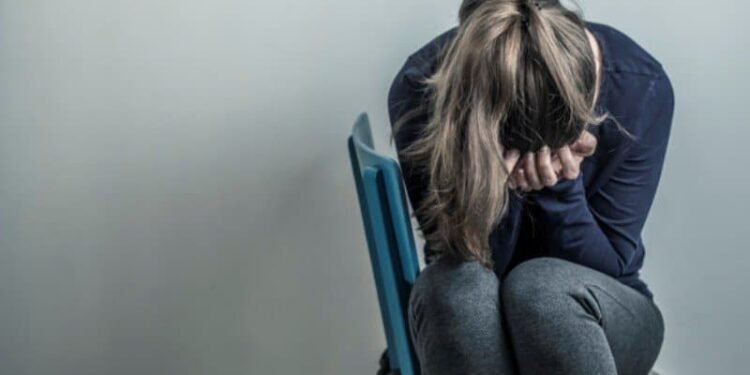 Traficanții schimbă strategia: de la Loverboy la ‘mama singură’ – metoda prin care tinerele sunt racolate din cluburi