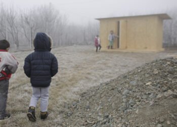 În județul Iași mai sunt încă 9 școli care au toaletele în curte