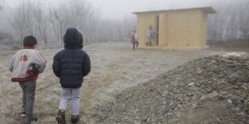 În județul Iași mai sunt încă 9 școli care au toaletele în curte