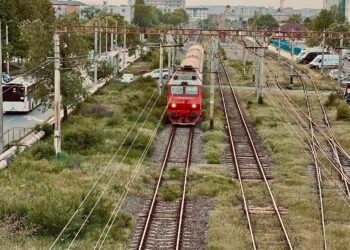 România, țara unde trenurile merg doar sub amenințarea demiterii. Trenurile au pornit din nou – nu datorită șinelor, ci amenințărilor ministrului!