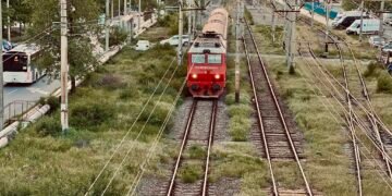 România, țara unde trenurile merg doar sub amenințarea demiterii. Trenurile au pornit din nou – nu datorită șinelor, ci amenințărilor ministrului!