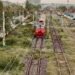 România, țara unde trenurile merg doar sub amenințarea demiterii. Trenurile au pornit din nou – nu datorită șinelor, ci amenințărilor ministrului!