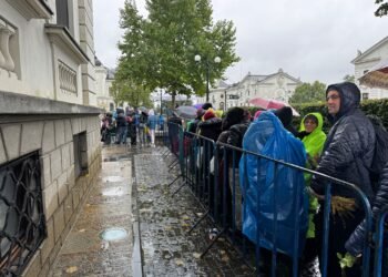 Credincioșii au pornit pelerinajul la Sfânta Parascheva: peste 10.000 de oameni, deja la rând în ploaia de la Iași