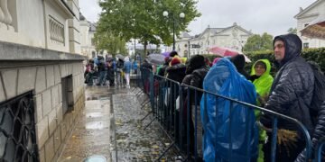 Credincioșii au pornit pelerinajul la Sfânta Parascheva: peste 10.000 de oameni, deja la rând în ploaia de la Iași