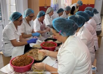 Eroinele din umbră ale Hramului Sfintei Parascheva! Angajatele Creșelor Iași pregătesc 13.000 de sarmale cu suflet și credință