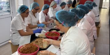 Eroinele din umbră ale Hramului Sfintei Parascheva! Angajatele Creșelor Iași pregătesc 13.000 de sarmale cu suflet și credință