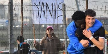 Teren mic, visuri mari: hat-trickul care a făcut o mamă să plângă dincolo de gard