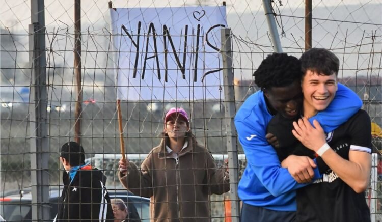 Teren mic, visuri mari: hat-trickul care a făcut o mamă să plângă dincolo de gard