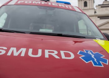 Incendiu la acoperișul unui praznicar din Tăutești. Pompierii intervin cu două autospeciale