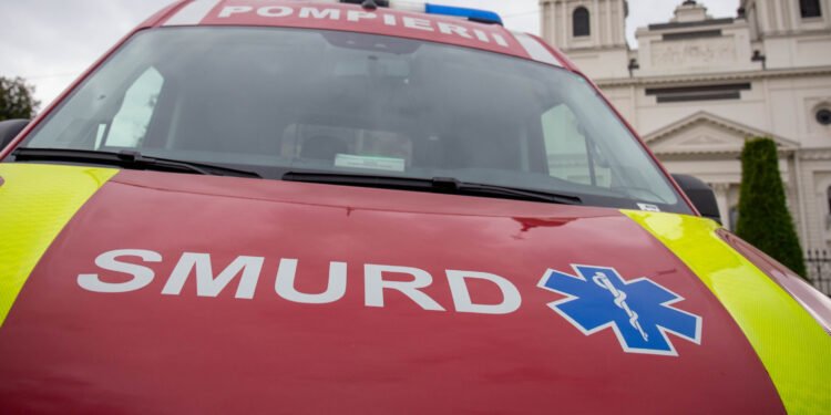 Incendiu la acoperișul unui praznicar din Tăutești. Pompierii intervin cu două autospeciale