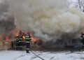 Incendiu la o rulotă, în curtea unei fabrici de cherestea din Iași. Intervenție în forță a pompierilor